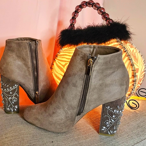 New ! Crystals Bamboo brown suede Booties size 10 - Picture 1 of 10